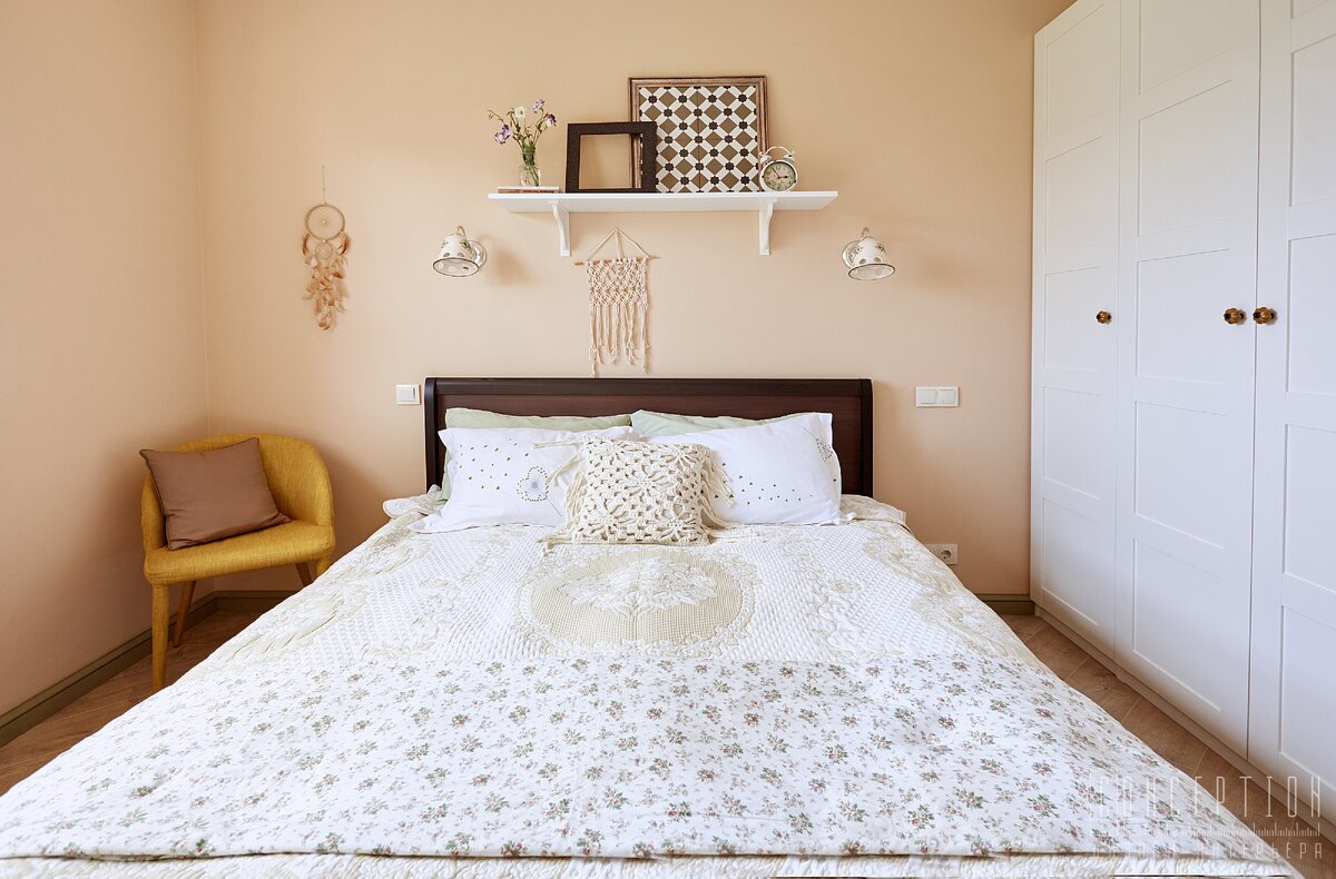 В качестве акцентного использовали большей частью насыщенный оливковый цвет. Им, в частности, выделили кант по периметру комнат под потолком.