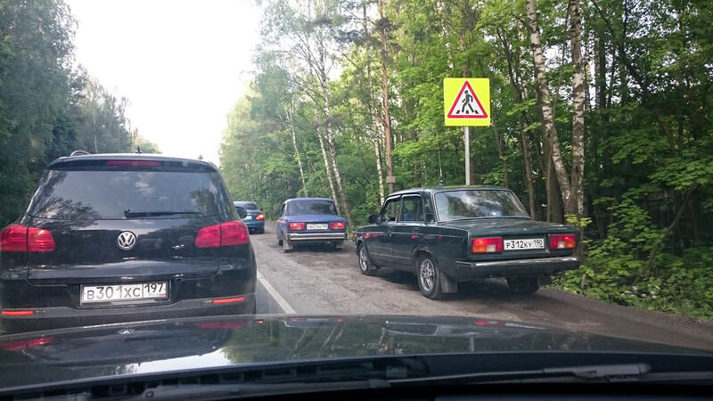 Типичная ситуация. Подмосковная трасса А-107. Пока одни стоят, вереница автомобилей уже мчится по обочине