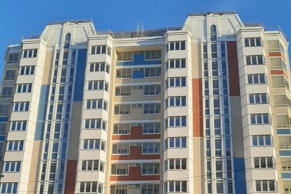 В корпусе № 16 к продаже представлены 1- и 2-комнатные квартиры с минимальной стоимостью 5 633 586 рублей и 7 450 112 рублей соответственно. Цены в корпусе № 17 еще ниже: 1-комнатные квартиры — от 5 135 648 рублей, 2-комнатные — от 6 520 598 рублей. Все объекты с чистовой отделкой — это позволяет сэкономить время и поселиться в квартире сразу после покупки.