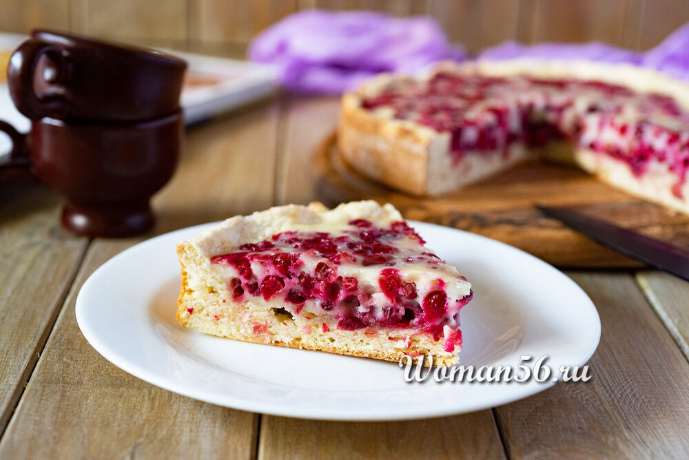 Пирог с брусникой и сметаной