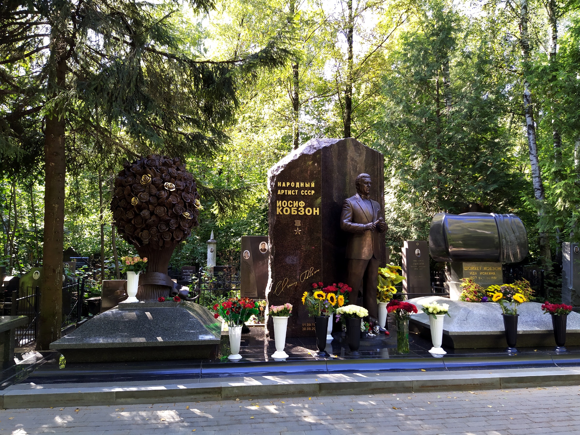 Могилы в москве фото. Памятник Кобзону на Востряковском кладбище. Москва Востряковское кладбище могила Кобзона. Иосиф Кобзон могила. Востряковское кладбище могила Кобзона.