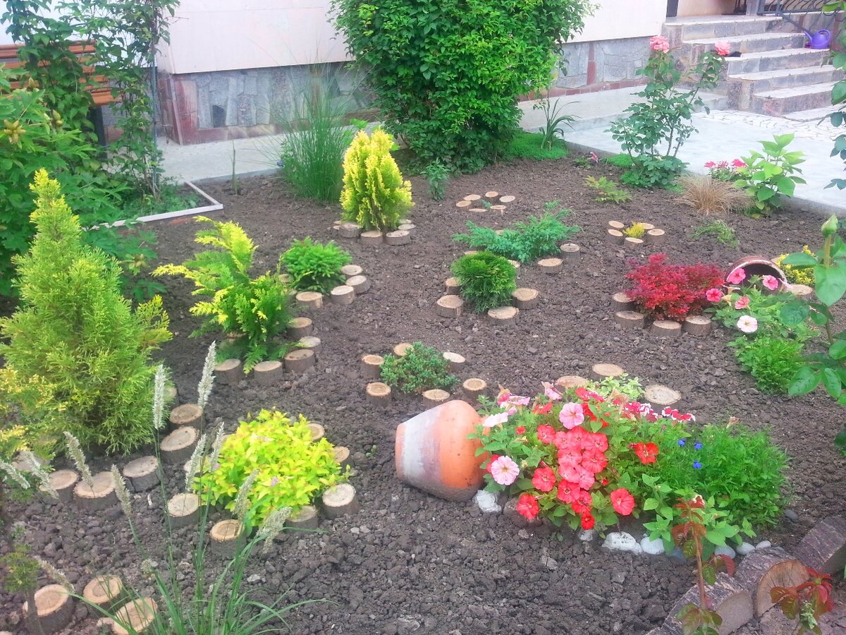 Клумба из спилов дерева
