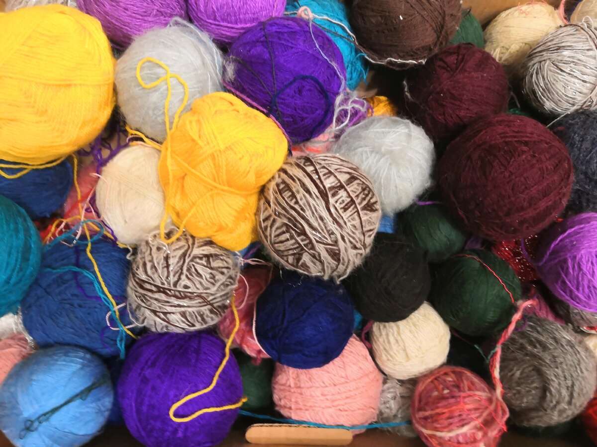 Вот такая коробка из-под телевизора до сих пор хранится в шкафу мамы)