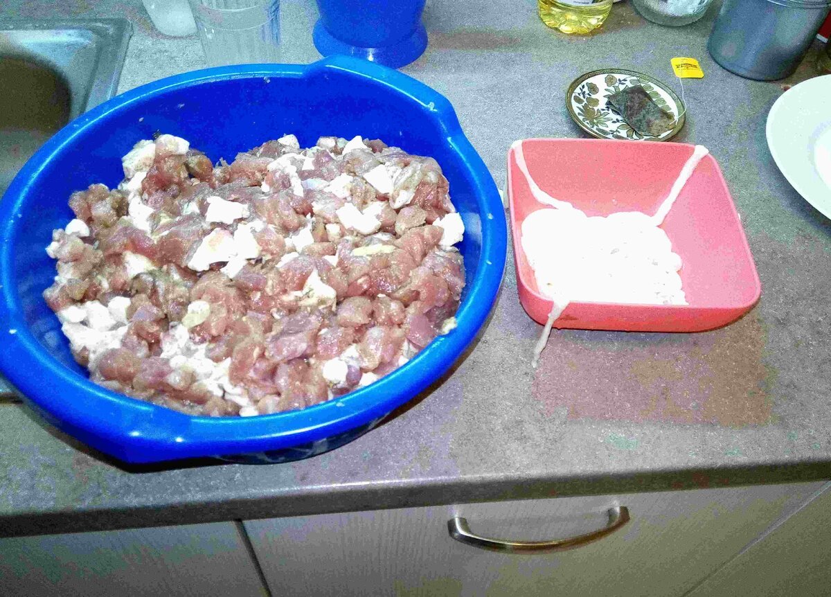 Справа кишки слева порезанное мясо и сало. Не делайте колбасу из фарша, вкус совсем другой.