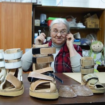 Селеверстова  Е.А.  создает обувь для детей с ДЦП