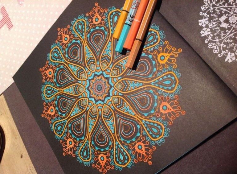 Красивейшая мандала на чёрной крафт-бумаге