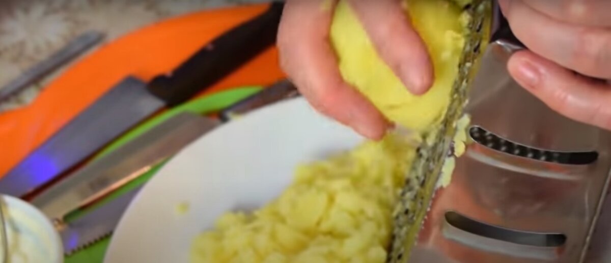 Картофель варится в мундирах, чистится и натирается на крупной терке