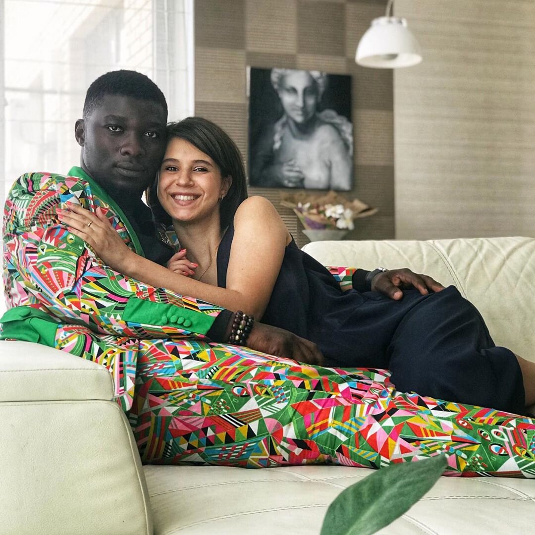 Все Наташины дни рождения Джейкоб превращает в настоящие праздники с сюрпризами, даже если находится на другом континенте. Цветы , комплименты, подарки по поводу и без... при этом он сразу предупредил её, что он не «мимимишка» :) Источник: Instagram @natalyayisa