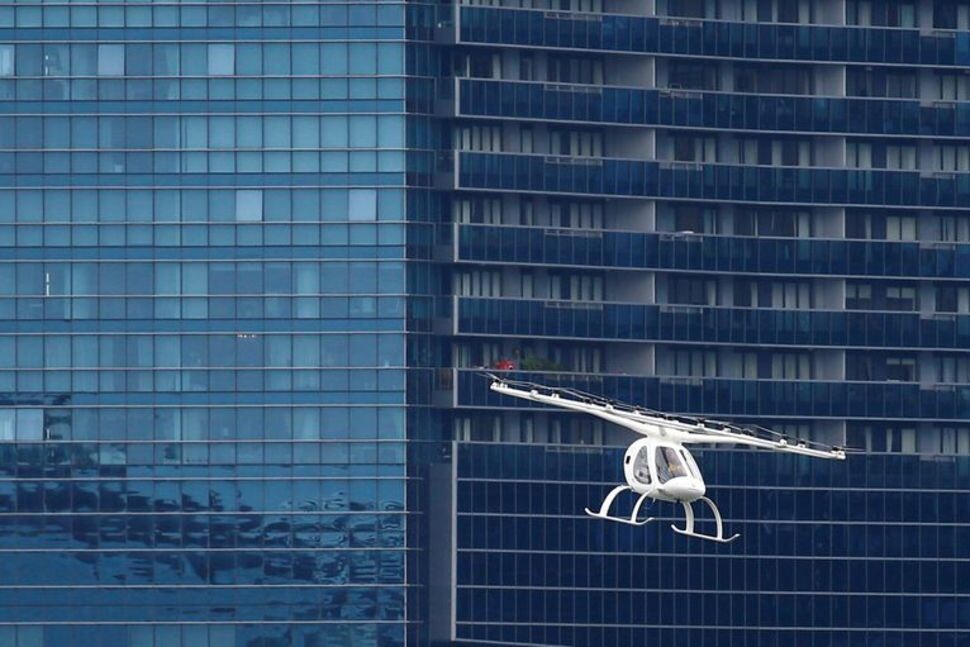 Аэротакси Volocopter проводит демонстрацию в Сингапуре, 22 октября 2019 г. REUTERS / Feline Lim 