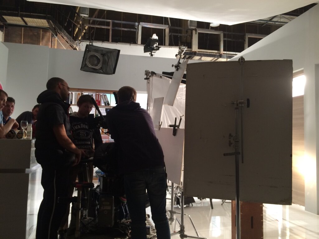 Все скучкавались и что-то решают, Площадка "стоит", чувствуется напряжение