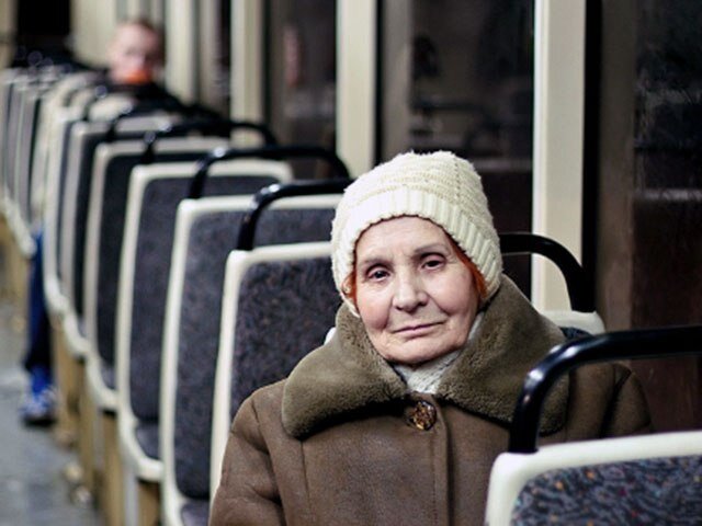 Бабушка в автобусе. Изображение использовано в качестве иллюстрации. 