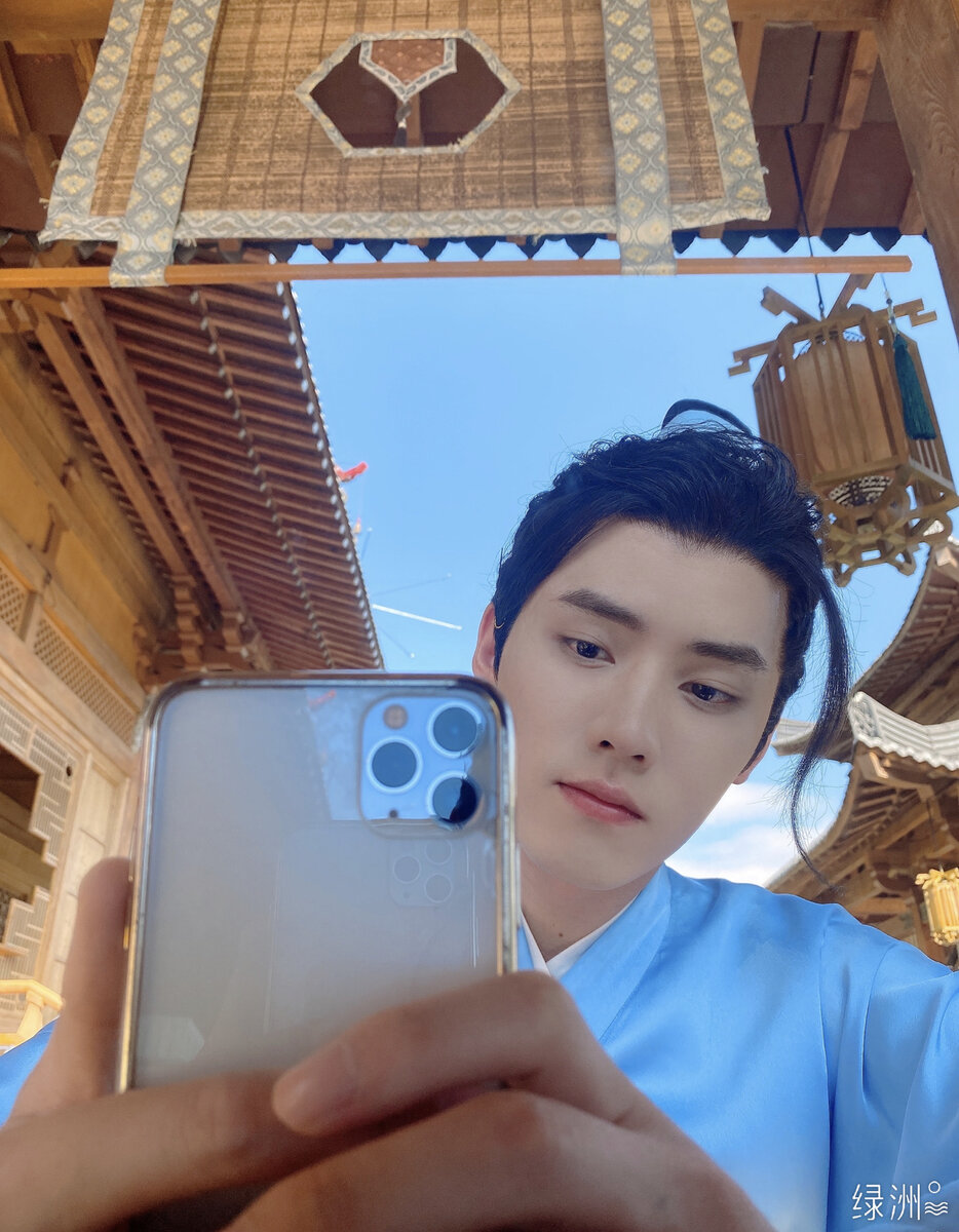 Актёры на съёмках снимали много видео и выкладывали в тик-ток и на weibo 