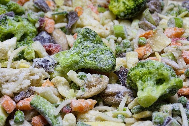 Какие продукты можно хранить в морозильной камере без потери их