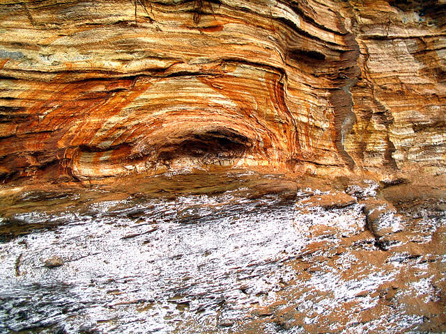 Кольца Лизеганга на скалах Бретани — чередующиеся насыщенные и обедненные одним из реагентов слои