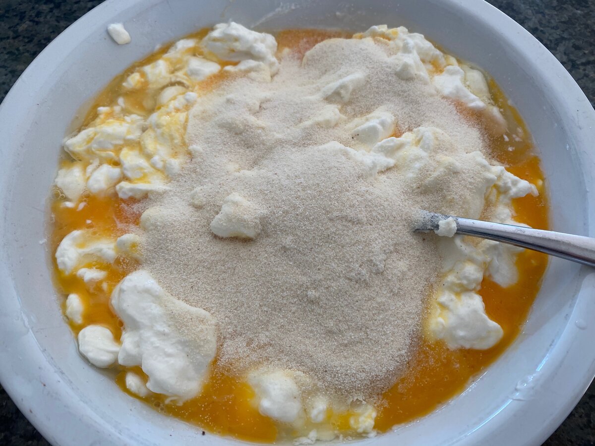 Смешайте все ингредиенты и выложите сверху ломтики груши.