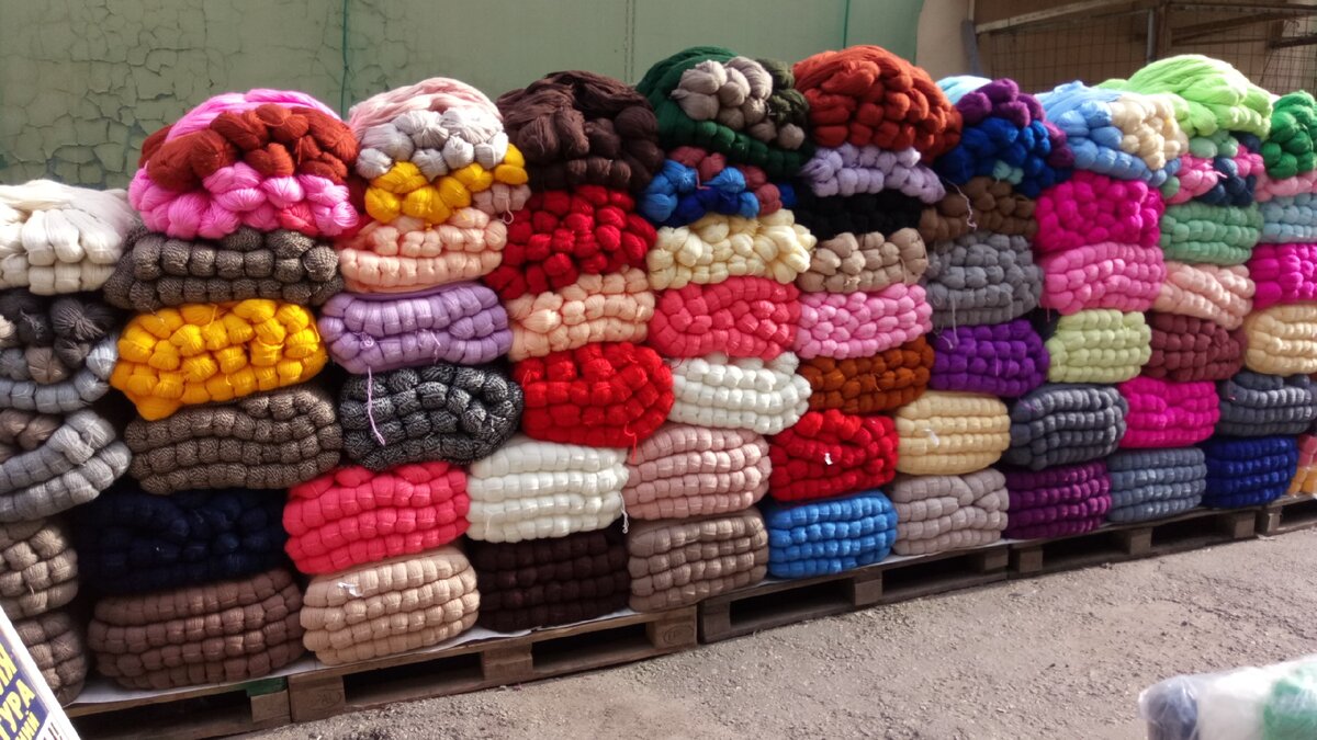 Пряжа на рынке в Санкт-Петербурге