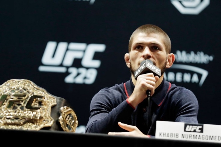 «Вы знаете, помимо спортивных есть еще и человеческие отношения. У меня нормальное отношение к нему. Есть он, нет его, он пройденный этап. Я двигаюсь дальше. Жить прошлым я не вижу особого смысла. Было и ушло. Да, человек говорил неприятные слова, оскорблял. Это, конечно, нехорошо, это ни в коем случае не поддерживаю и другим не советую. Когда твоему отцу желают здоровья, это приятно и ты на это смотришь с положительными эмоциями. А так, у нас с ним общее только 6 октября 2018, когда мы зашли в клетку.»