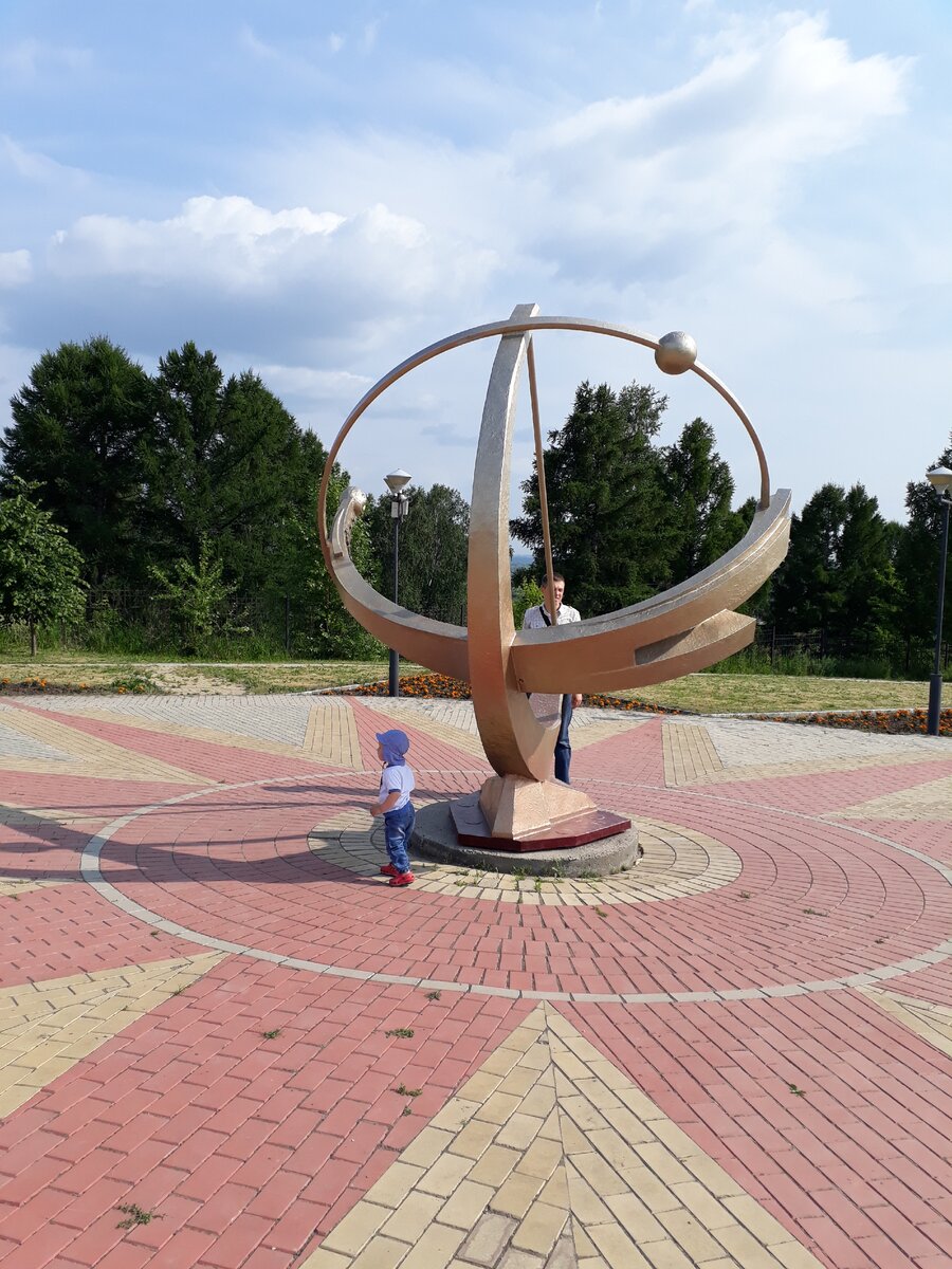 Планетарий новосибирск ключ камышенское плато. Новосибирский планетарий. Солнечные часы планетарий Новосибирск. Планетарий Новосибирск башня Фуока. Солнечные часы в Светлогорске.