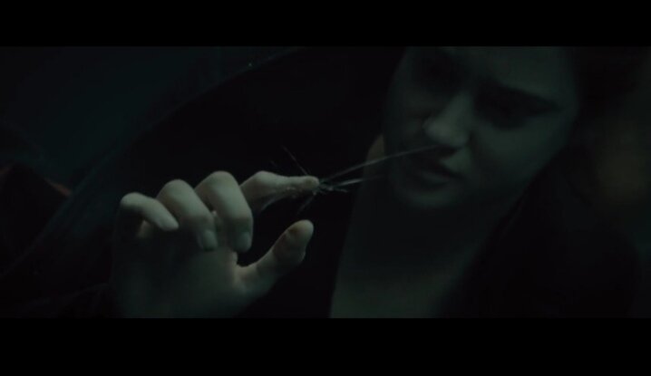 Юная девушка Биатрис на повторном тесте по вычислению феномена Дивергента