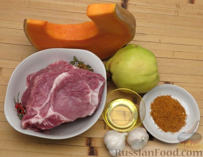 Свинину промываем, обсушиваем и нарезаем кусочками со стороной 5-6 см