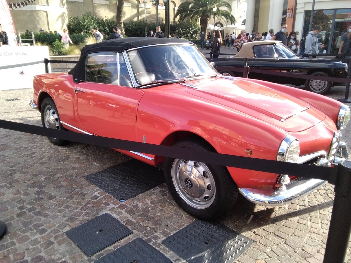 Alfa Romeo 1962 года на выставке автомобилей, Рим. Фото из личной коллекции автора 