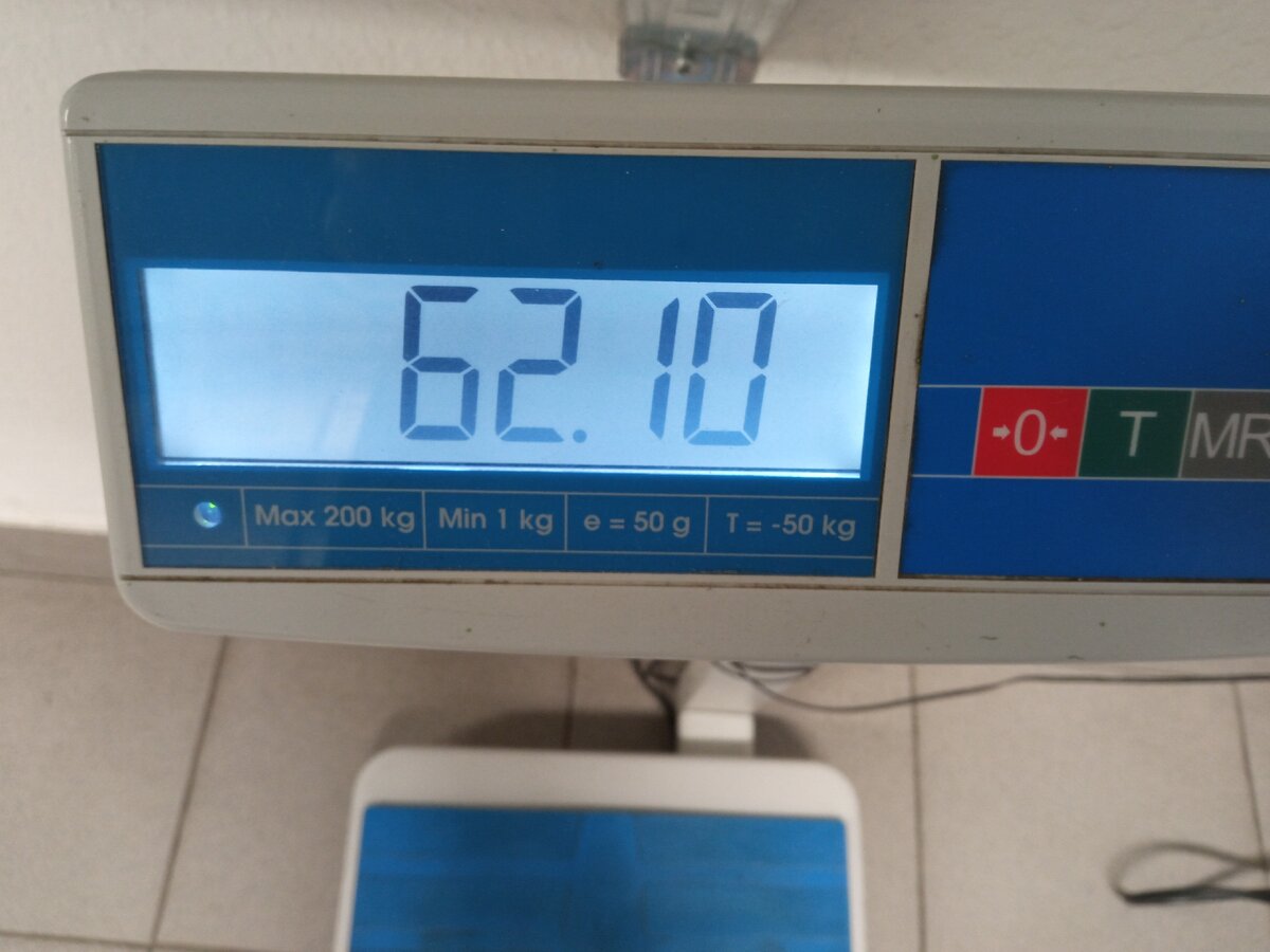 На фото 62.10 потому что мой кирпич-телефон 190 граммов весит. 