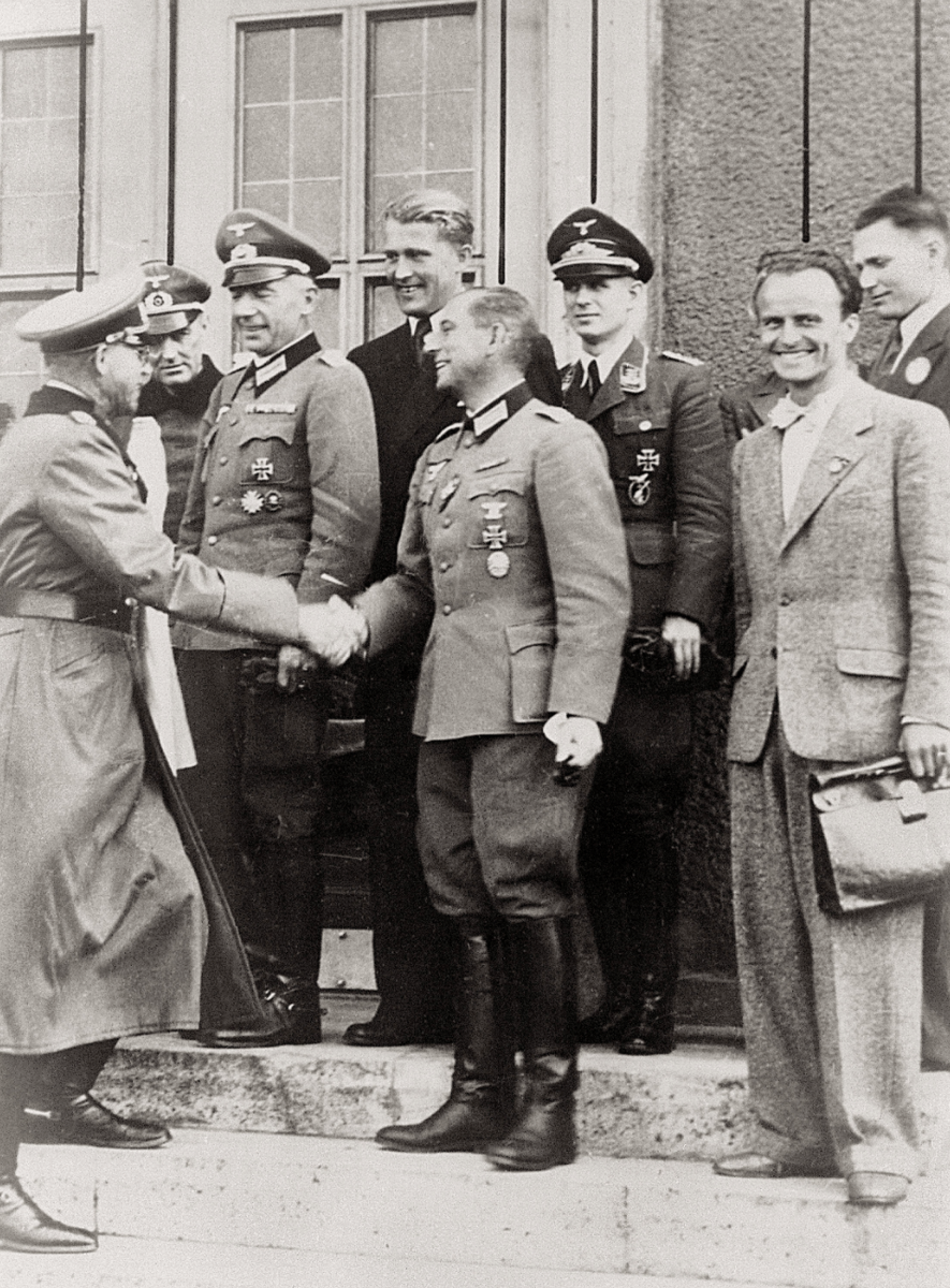 Эрих Фельгибель поздравляет членов группы Вернера фон Брауна с пуском ракеты «Фау-2». Источник: pinterest.com