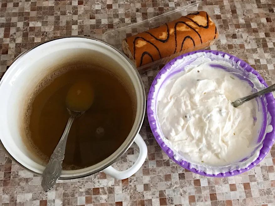 Творожная масса сладкая, сок сладкий, так что сахара добавлять не надо