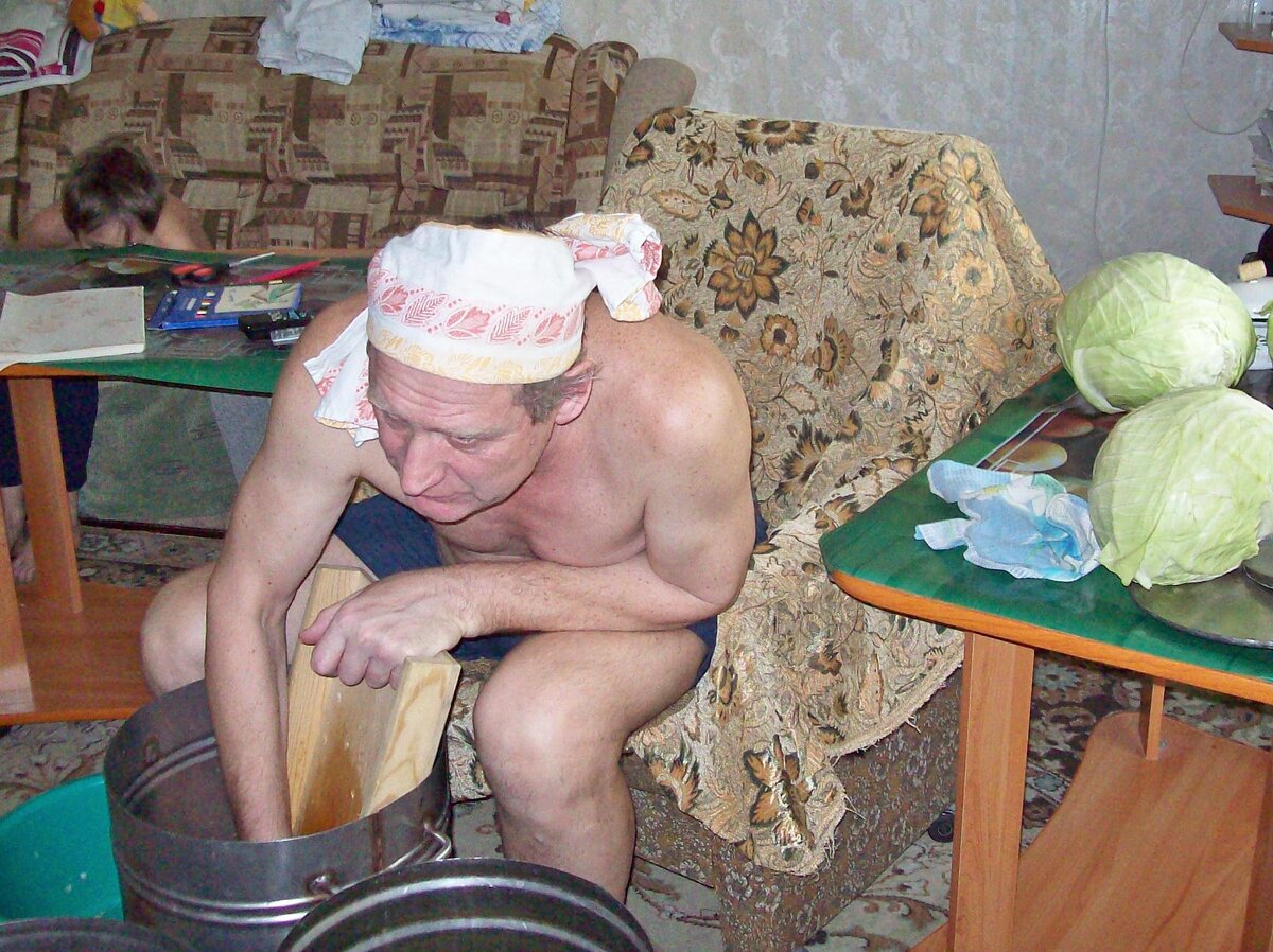 На заднем плане - внучок прячется.