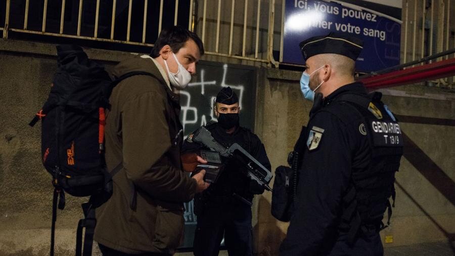 Комендантский час в Париже                                                                                                                             Фото: REUTERS/Nathan Laine
