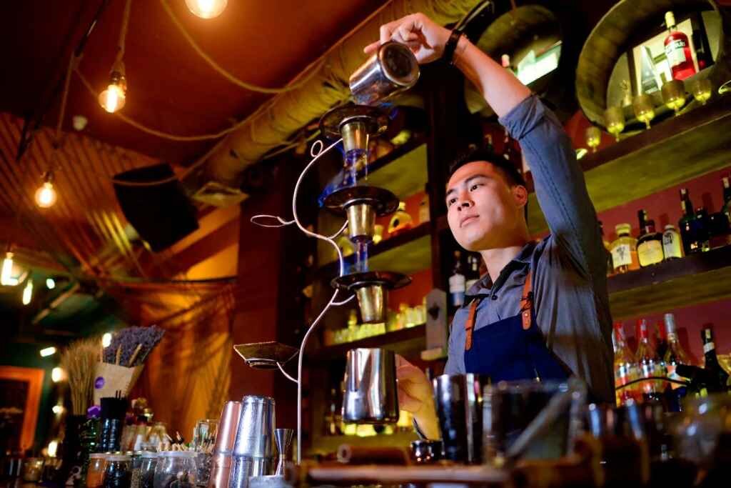 Новый коктейль - это не только напиток, но и целое изысканное шоу.