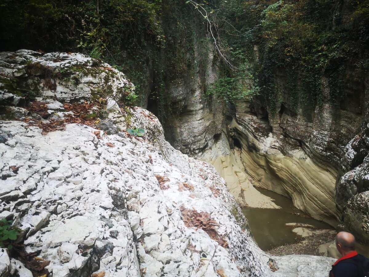 Фотографии прислал наш подписчик. Он отдыхая с семьей решил найти нашу закладку в Агурских водопадах. 