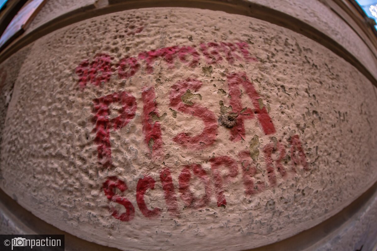 Штамп на стене одной из главных улиц