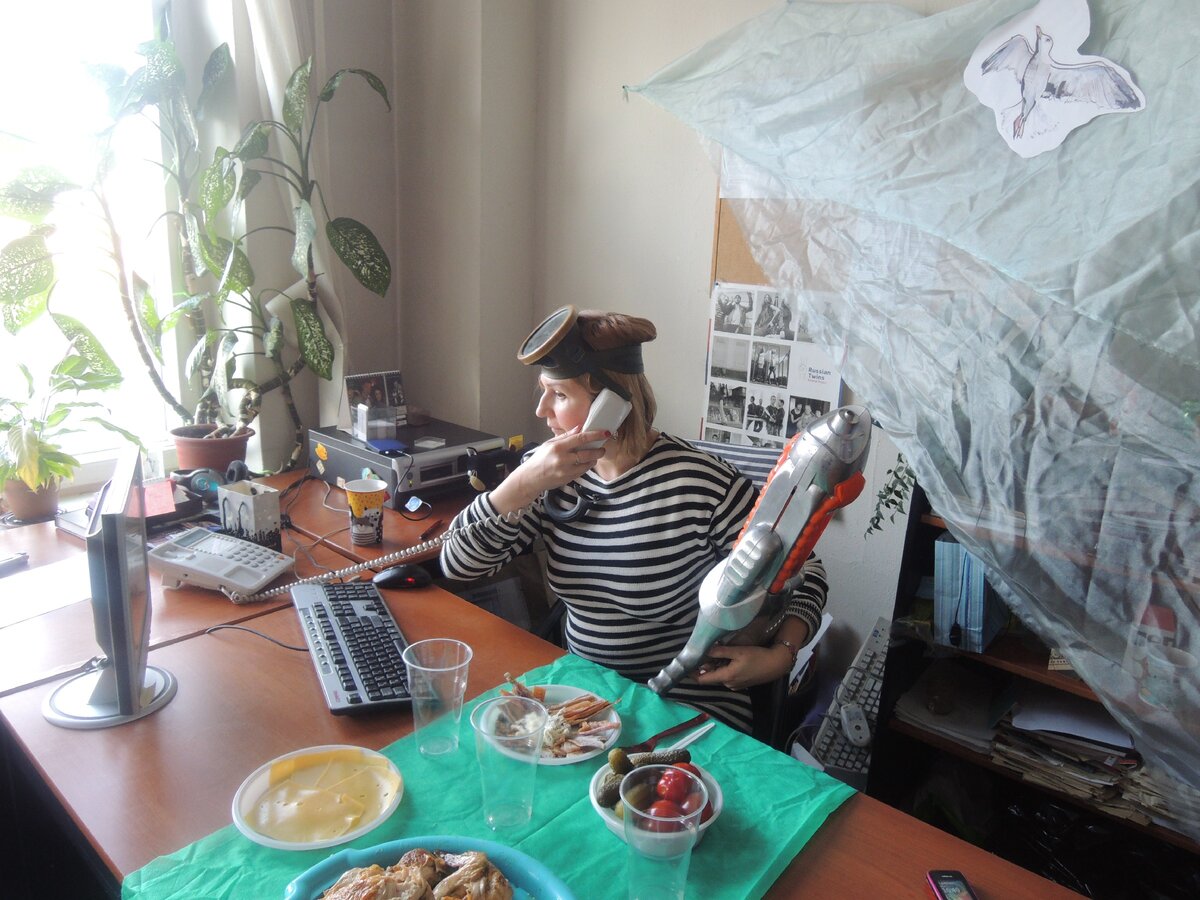 Мой магический стол во время корпоратива, посвящённого празднику 23 февраля. Фото из личного архива