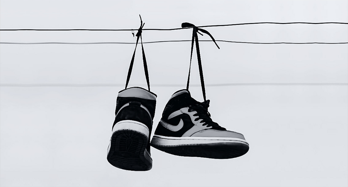 Кроссовки на проводах — что означает и кто их забрасывает