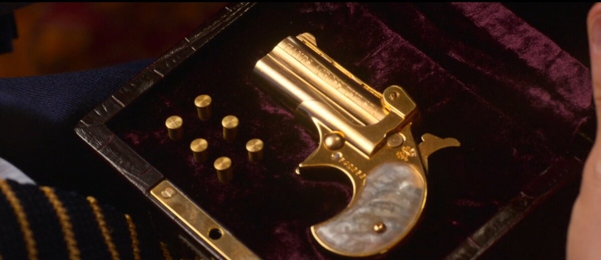 Пистолет Remington Double Derringer (Надпись: "Рукопожатие через океан")