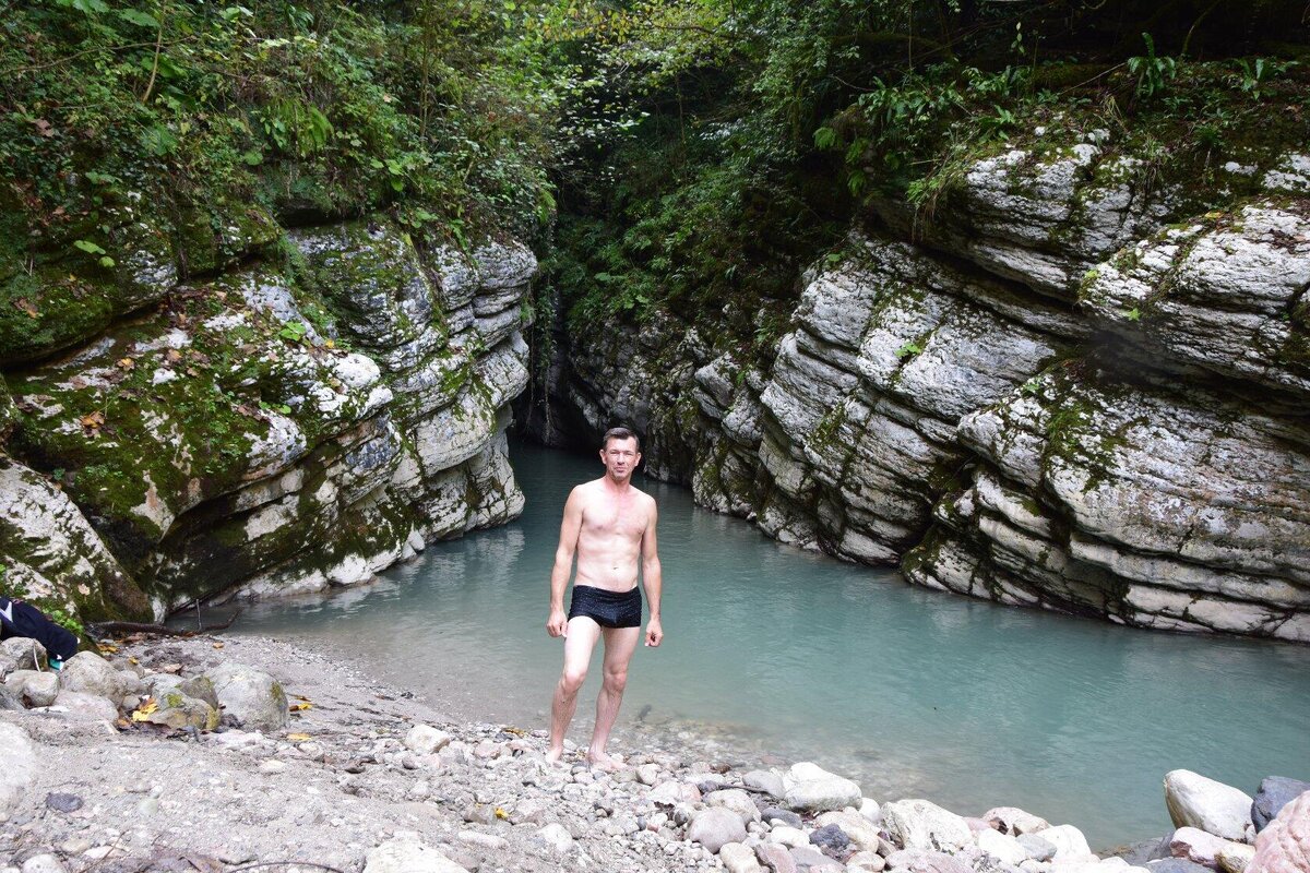 Абхазии ищу. Поездка в абхазию. Туристы в горах абхазии. Сухуми мост гумиста. Семья в абхазии.