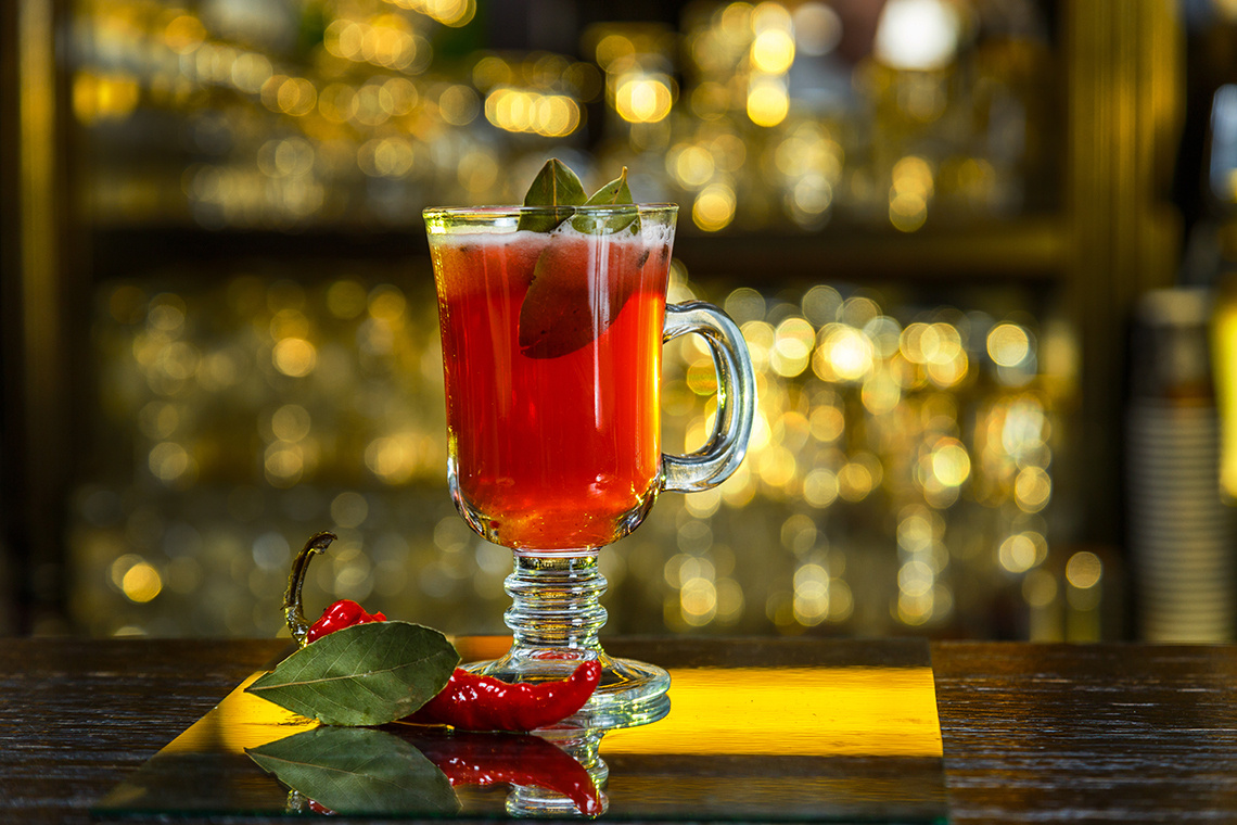  -чёрный чай 1 ч.л; 
-манго  1 шт;
-душистый перец 2 шт;
-гвоздика 2 шт;
-перец чили 1 г;
-лимонный сок 1 ч.л