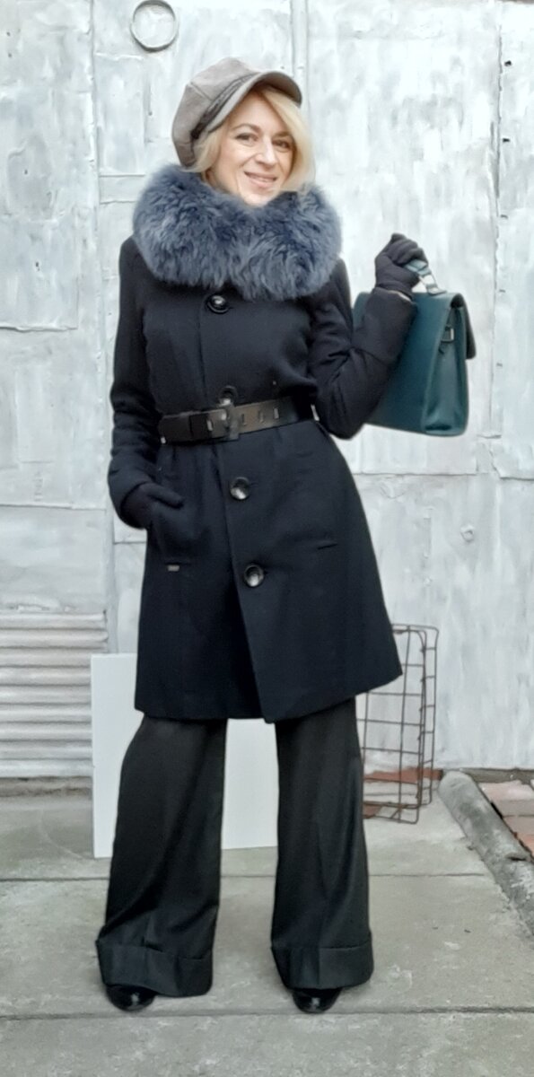 Пальто с брюками.