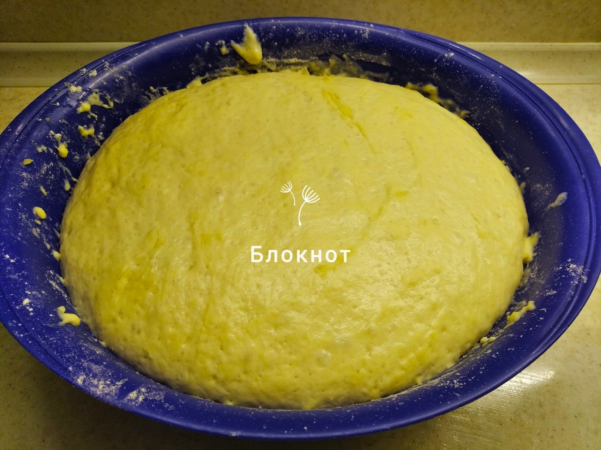 Чтобы тесто не прилипало, смажьте руки растительным маслом