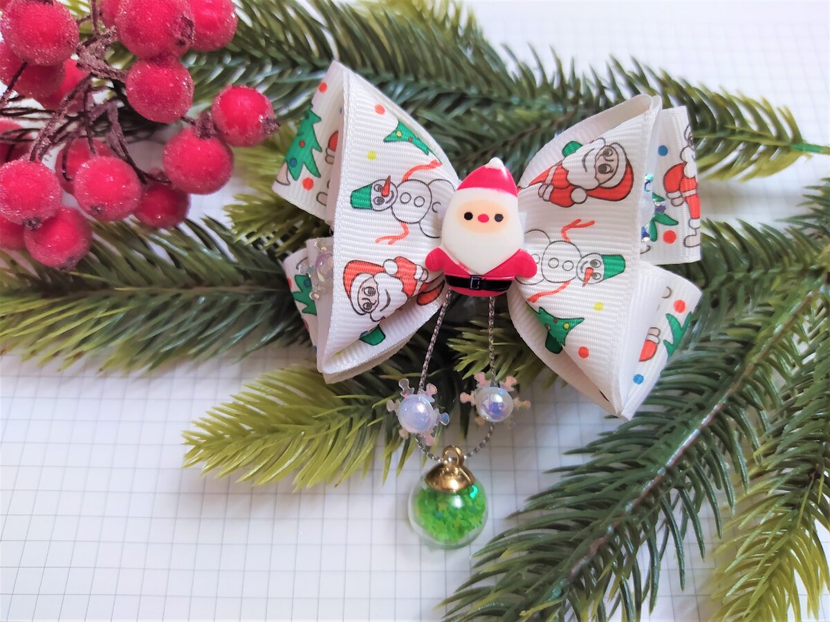 Бантик отлично украсит любой новогодний образ