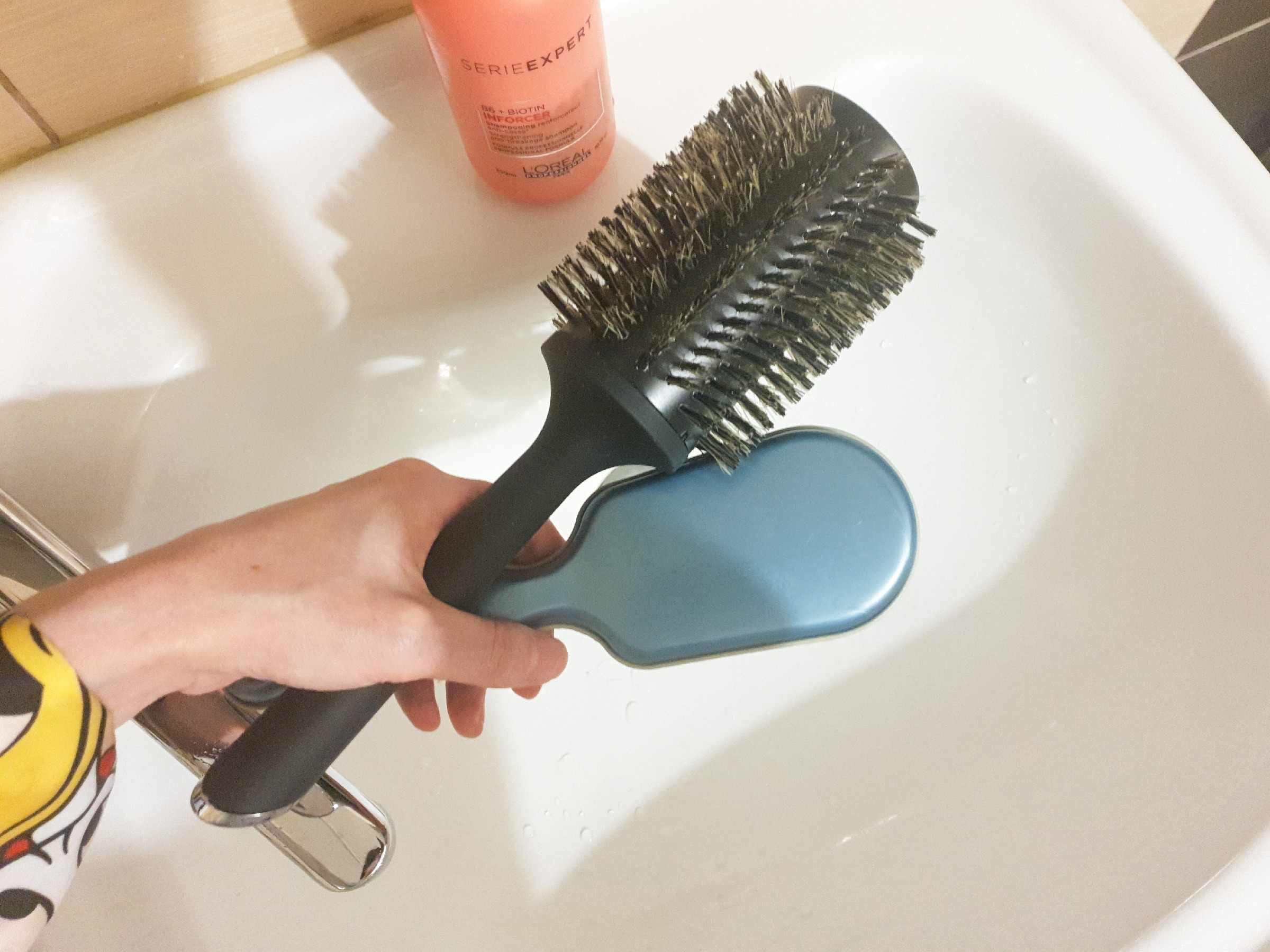 Как часто мыть расческу для волос