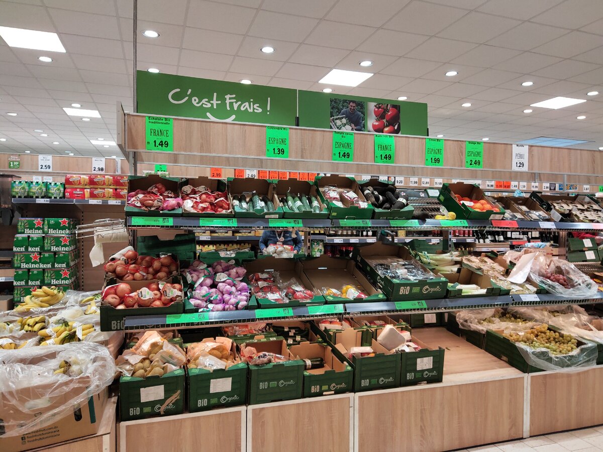 Вот так выглядит овощной отдел в популярном здесь супермаркете. Сверху надпись: Все свежее! 