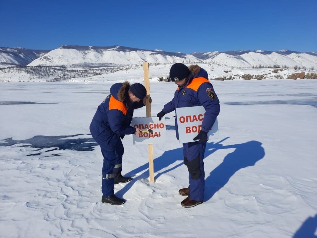 Установка информационных табличек сотрудниками ГИМС