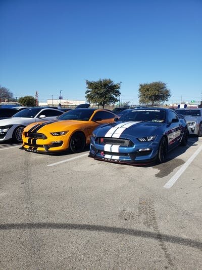 Конечно новые Мустанги тоже были, как и Шевролет Камаро и др.