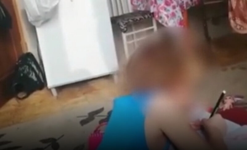 Видео мать избивает. Избиение 6 летней девочки. Шестилетние девочки избивают девочку.