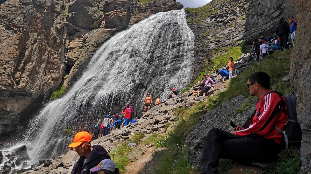 Водопад Девичьи косы, аншлаг высокого сезона.