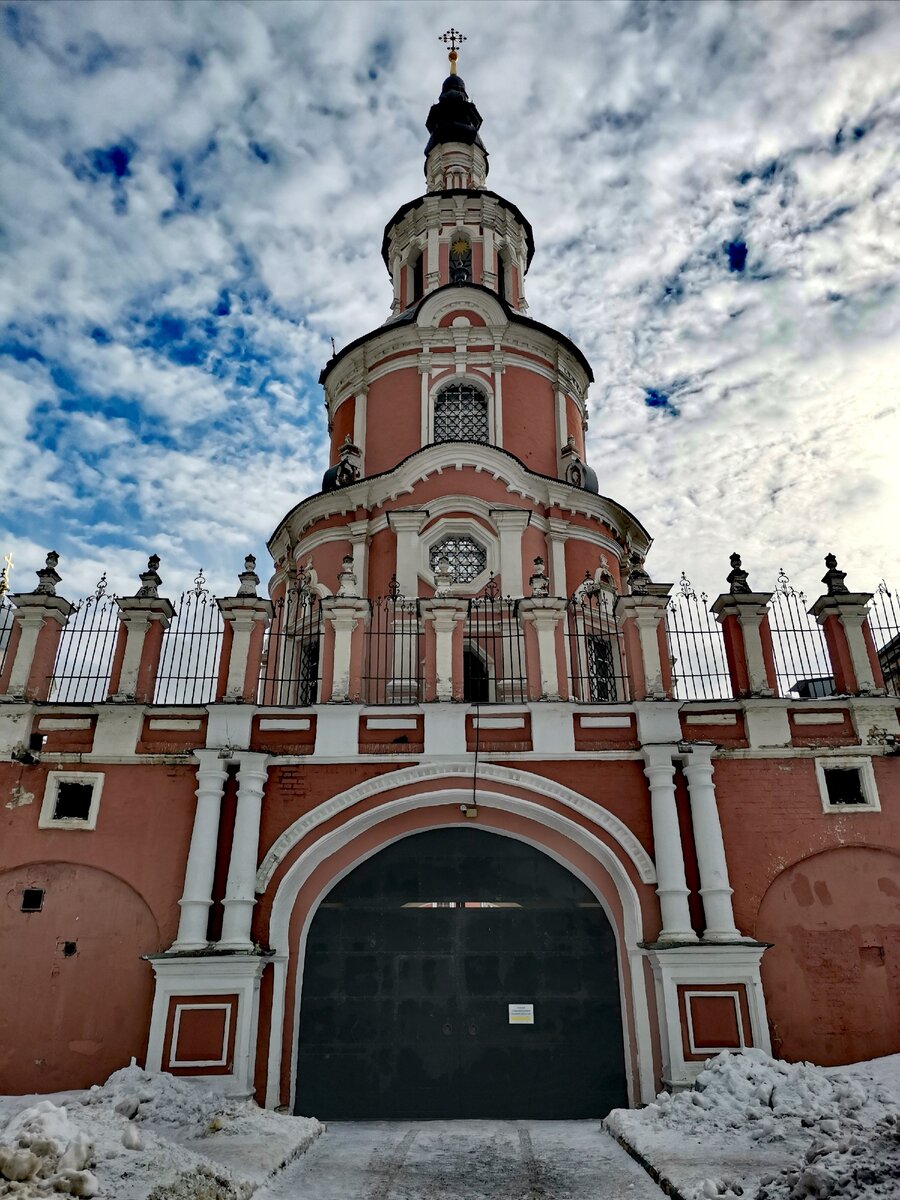 Надвратный храм во имя Тихвинской иконы Божьей Матери