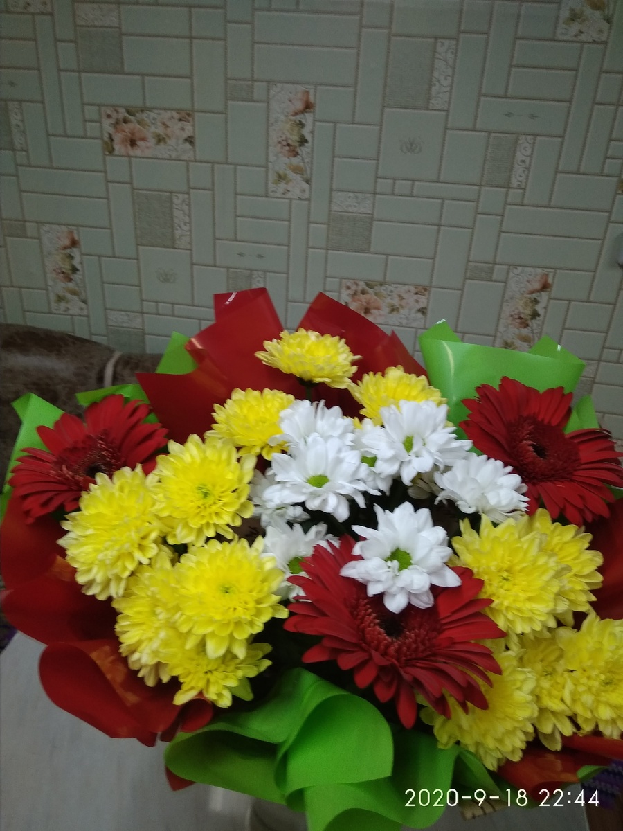 один из  множества букетов подаренных сыном.