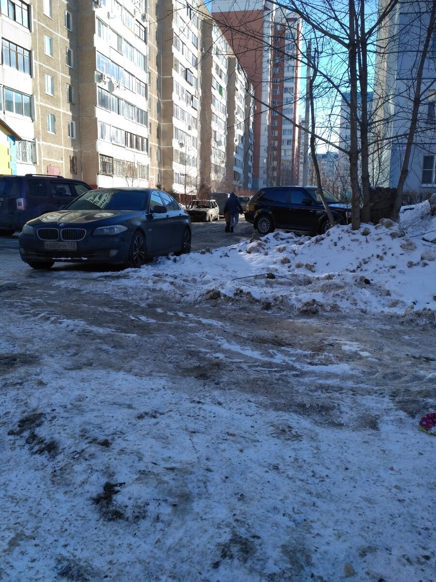 Вид издалека на сгоревшую машину. 